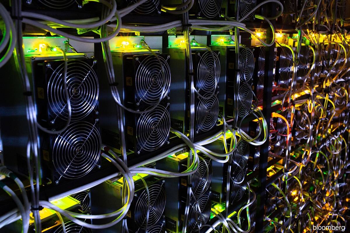 Bitcoin dips below US$44,000 as crypto economy drops